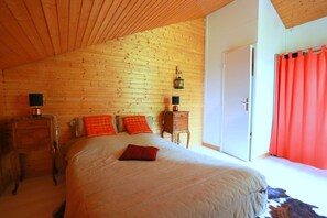 4 bedrooms, iron/ironing board, travel cot, WiFi