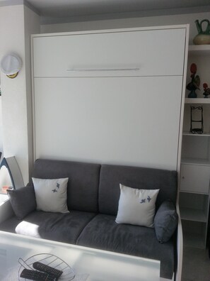 Fernseher, Bücher, Stereoanlage