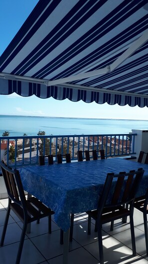 Outdoor dining - Stunning views of the sea and harbor, FREE WIFI, AIR CONDITIONING, max 4 PEOPLE (SANT CARLES DE LA RAPITA)