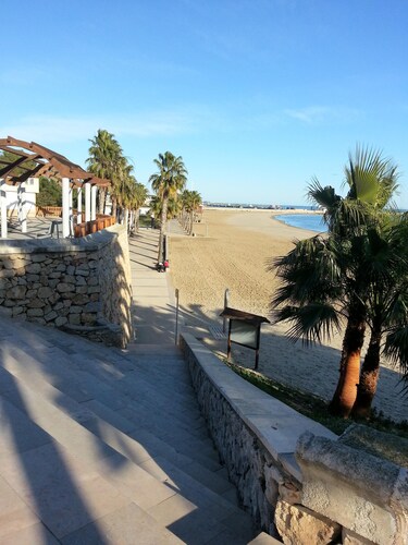 Vue imprenable sur la mer et  port, WIFI GRATUIT, climatisation, max 4 PERSONNES