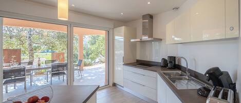 ثلاجة، ميكروويف، فرن، موقد طهي مسطح