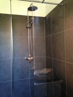 Hair dryer, towels, soap, toilet paper - HOUSE LES  LAVANDIERES (Villefranche-Sur-Mer)