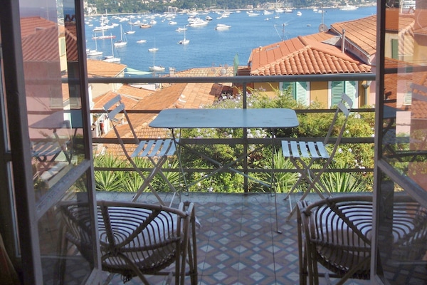 Les Lavandières : dans le centre historique , jolie vue sur la mer et jardins