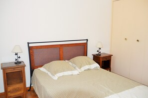 4 slaapkamers, een bureau, een strijkplank/strijkijzer, reisbedje