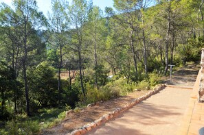 Property grounds - Detached villa with shared pool and summer kitchen. (Entrecasteaux)