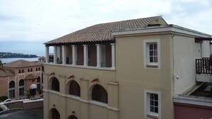 Een gebouw met een pannendak, meerdere ramen en een balkon.
