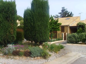 Property grounds - villa in family residence with swimming pool (leucate)