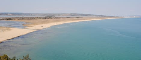 Una spiaggia nelle vicinanze