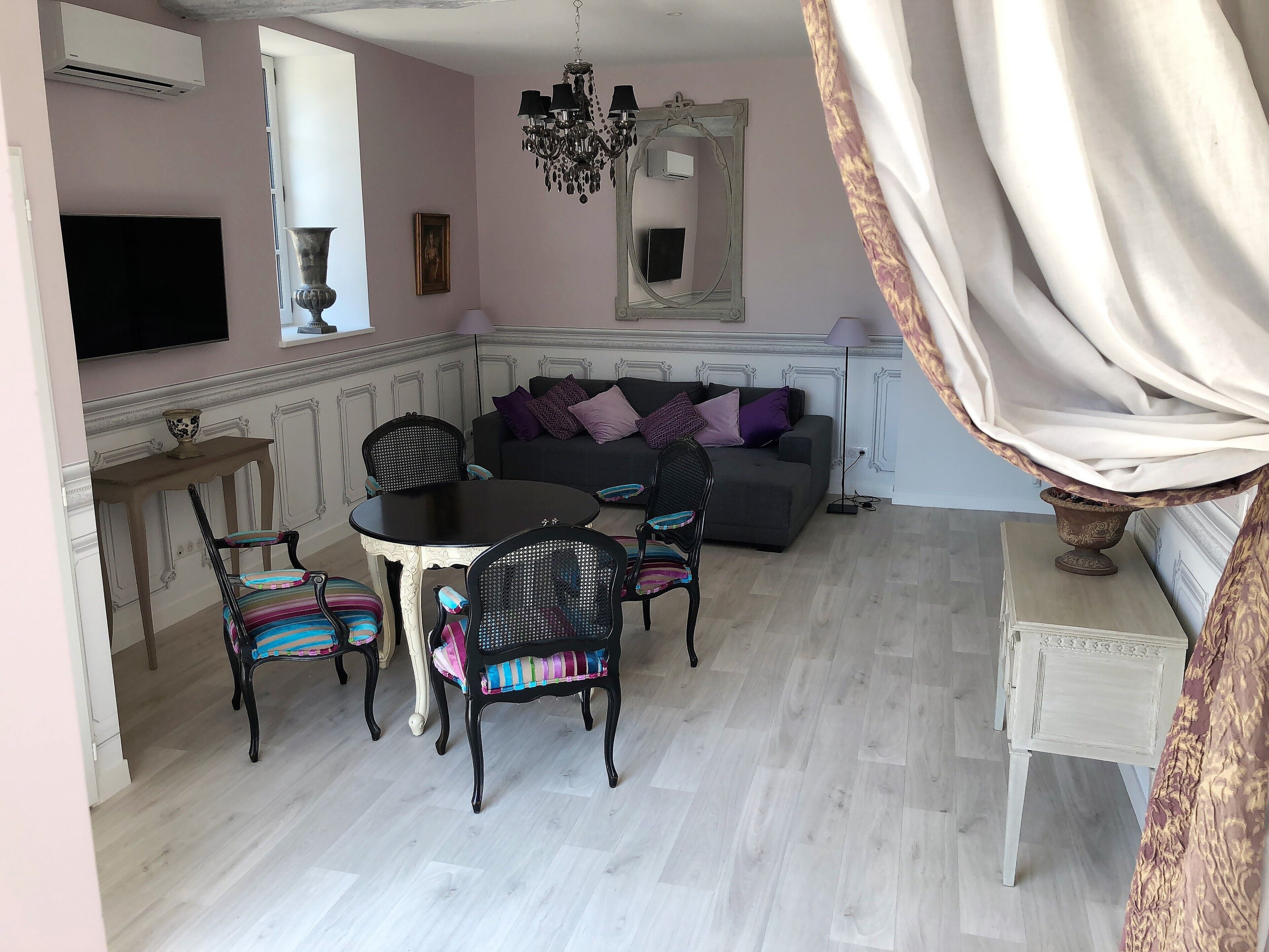 TV connectée, cheminée, lecteur de DVD, table de tennis de table