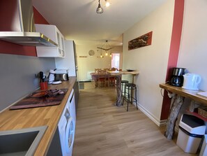 Family Cottage, Private Bathroom, Park View (Meuble Tourisme***) | Shared kitchen | Highchair - Gite lac de Vouglans (Pont-de-Poitte)