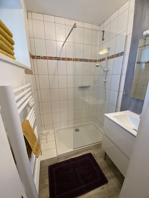 ChaumiÚre familiale, salle de bain privée, vue sur le parc (Meuble Tourisme***) | Salle de bain