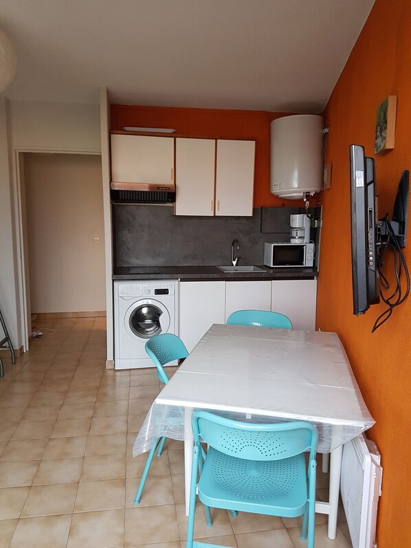 Fridge, microwave, stovetop, coffee/tea maker