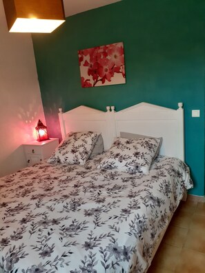 3 slaapkamers, een strijkplank/strijkijzer, gratis wifi, beddengoed