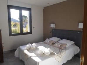 3 bedrooms, iron/ironing board, WiFi, bed sheets