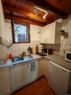 Réfrigérateur, micro-ondes, plaque de cuisson, cafetière/bouilloire