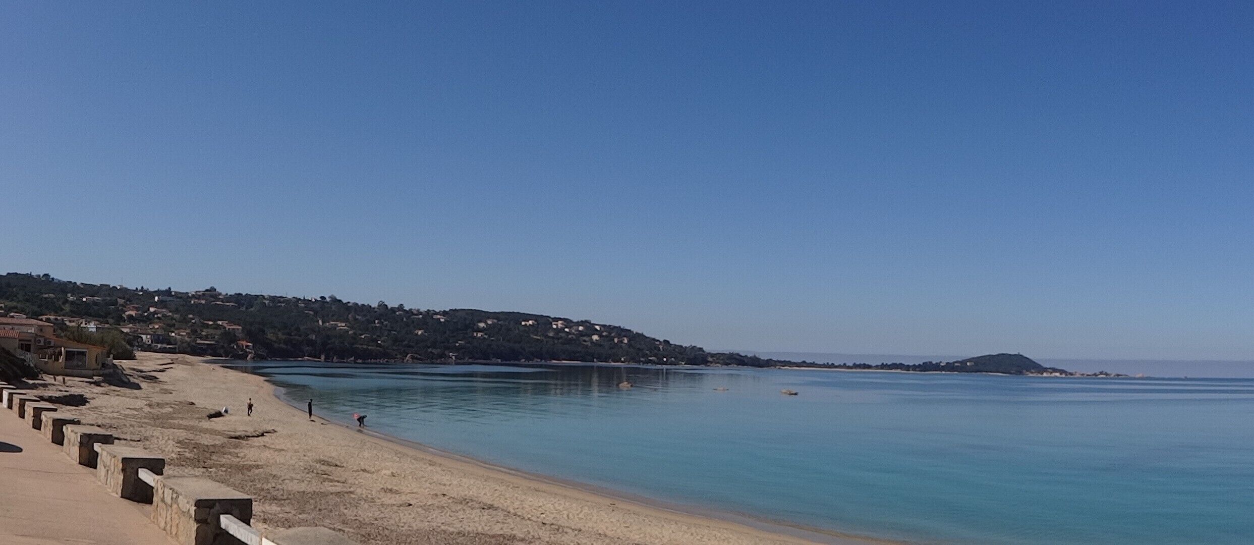 Ubicación cercana a la playa y tumbonas