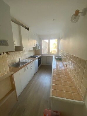 冷蔵庫、電子レンジ、オーブン、コンロ