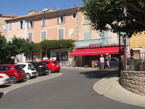 Hamlet house in Saint Saturnin-lès-Apt in the heart of the vineyards in the Luberon