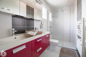 Duschwanne, kostenlose Toilettenartikel, Haartrockner, Handtücher