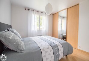 5 bedrooms, iron/ironing board, Internet, bed sheets