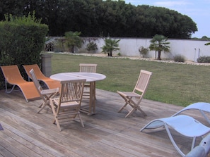 Outdoor dining - Gite for 2/3pers and Chambre d'hôte(2x2) close to the sea, near la rochelle ile de ré (Marsilly)