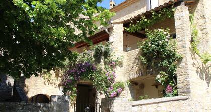 La Maison du Tilleul _ charming house with heated pool from April to October