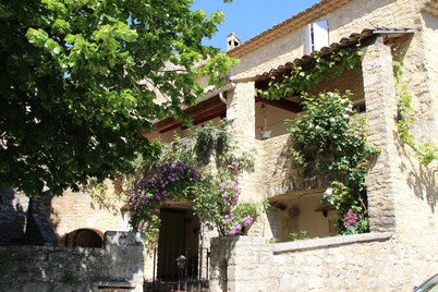 La Maison du Tilleul _ charming house with heated pool from April to October