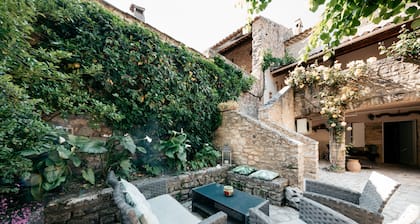 La Maison du Tilleul _ charming house with heated pool from April to October