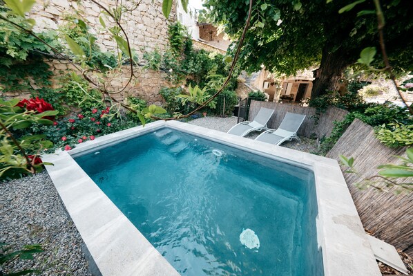 Alberca al aire libre y alberca climatizada