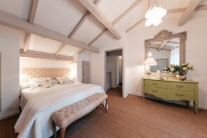 2 habitaciones, tabla de planchar con plancha y cuna de viaje 