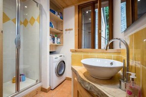 Douche, articles de toilette (gratuits), séchoir à cheveux