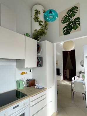 Frigorífico, microondas, horno y placa de cocina