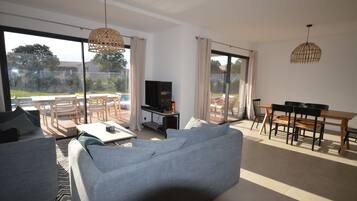 Televisie, een tafeltennistafel en een stereo