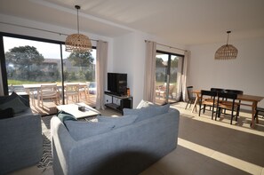 Télévision, table de tennis de table, chaîne hi-fi