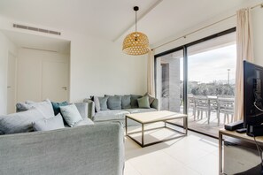 Télévision, table de tennis de table, chaîne hi-fi