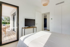 3 bedrooms, iron/ironing board, WiFi, bed sheets