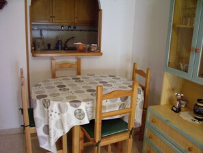 Dining - 2-bedroom apartment community pool WIFI close to beaches (TORREVIEJA)