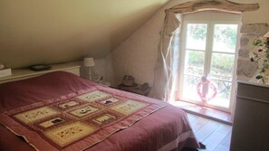 1 bedroom, travel cot, free WiFi, bed sheets