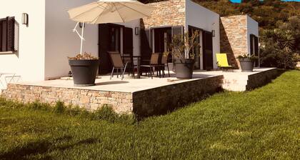 Kaunis talo, puutarha, uima-allas ja oma pysäköintialue, meri- ja vuoristomaisemat