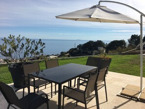 Outdoor dining - Beautiful house with garden, swimming pool and private parking, sea and mountain views (BASTIA)