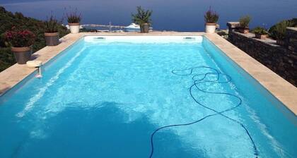 Beautiful house with garden, swimming pool and private parking, sea and mountain views