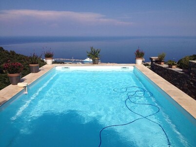 Beautiful house with garden, swimming pool and private parking, sea and mountain views