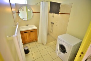 Regadera, jabón, papel de baño 