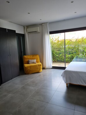 4 bedrooms, desk, iron/ironing board, travel cot