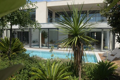 SETE, villa classée 240 m2, à 50 mètres de la plage,1ère ligne mer, piscine