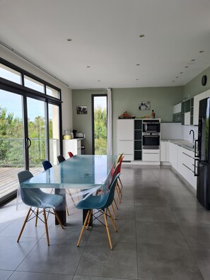 Fridge, microwave, oven, stovetop - SETE, listed villa 240 m2, 50 meters from the beach, 1st sea line, swimming pool (Sète)