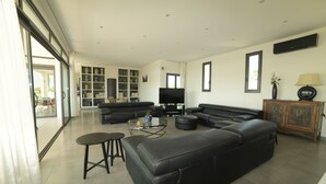 Living area - SETE, listed villa 240 m2, 50 meters from the beach, 1st sea line, swimming pool (Sète)