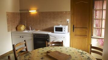 Frigorifero, forno, piano cottura, pentole/stoviglie/utensili