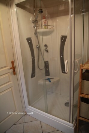 Dusche, Haartrockner, Handtücher, Toilettenpapier