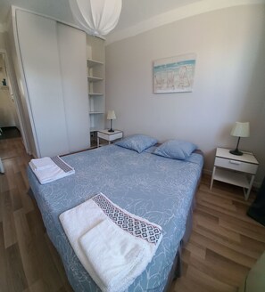 2 bedrooms, iron/ironing board, free WiFi, bed sheets - T3, 60 m2, 3 mn walk from the sandy beach, air conditioning, quiet, WIFI (La Seyne-sur-Mer)